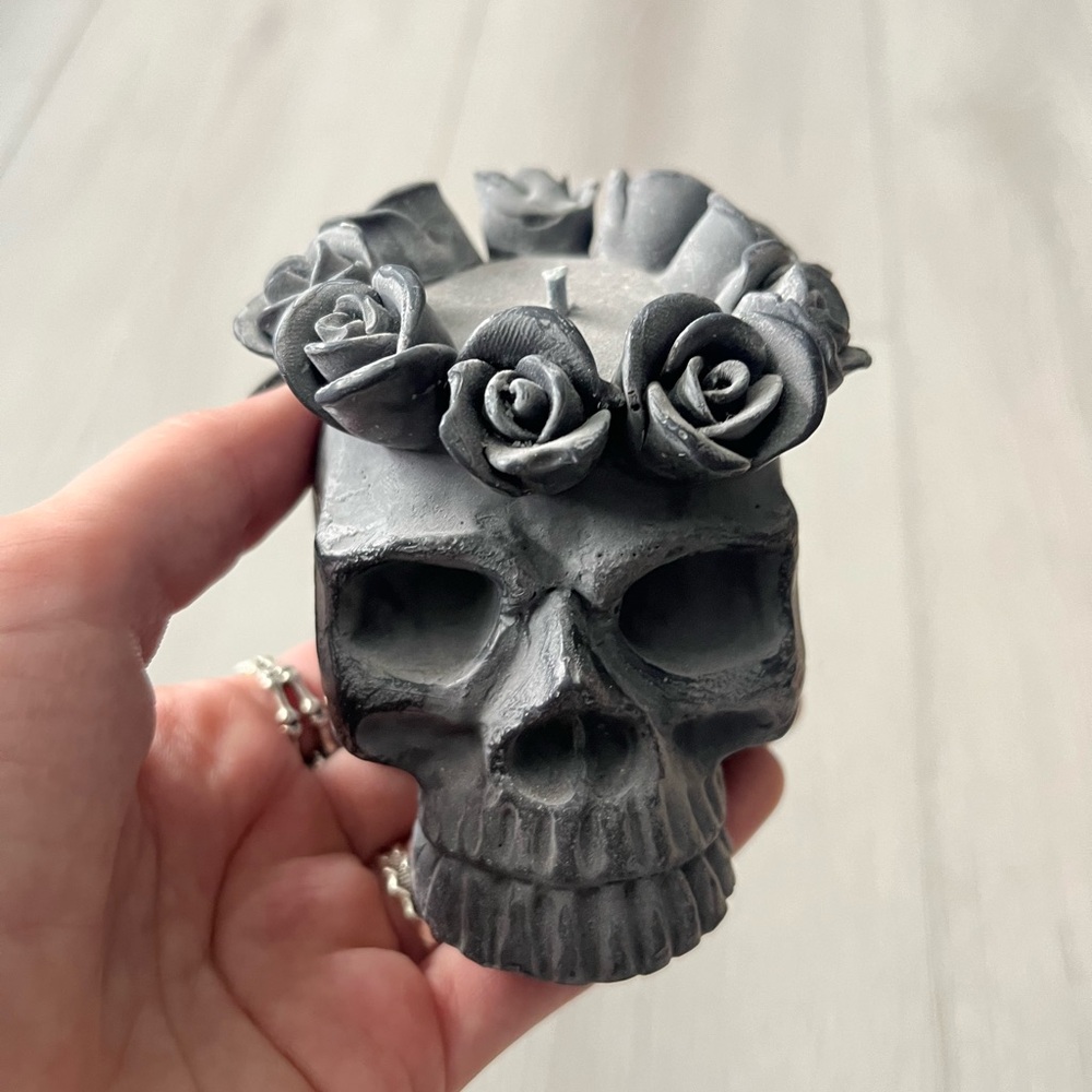 dollskill skull and roses candle